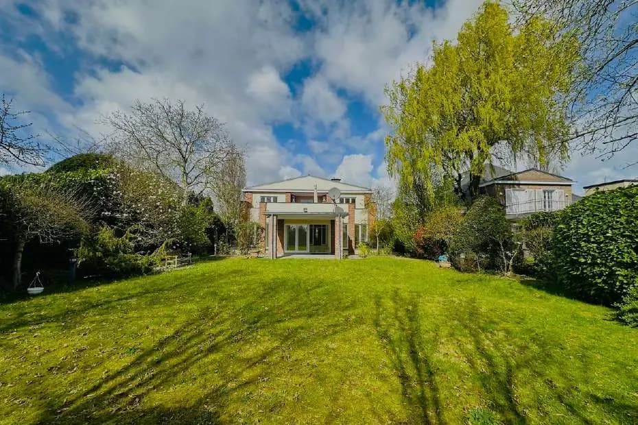 Villa in Alt-Meererbusch mit großem Garten